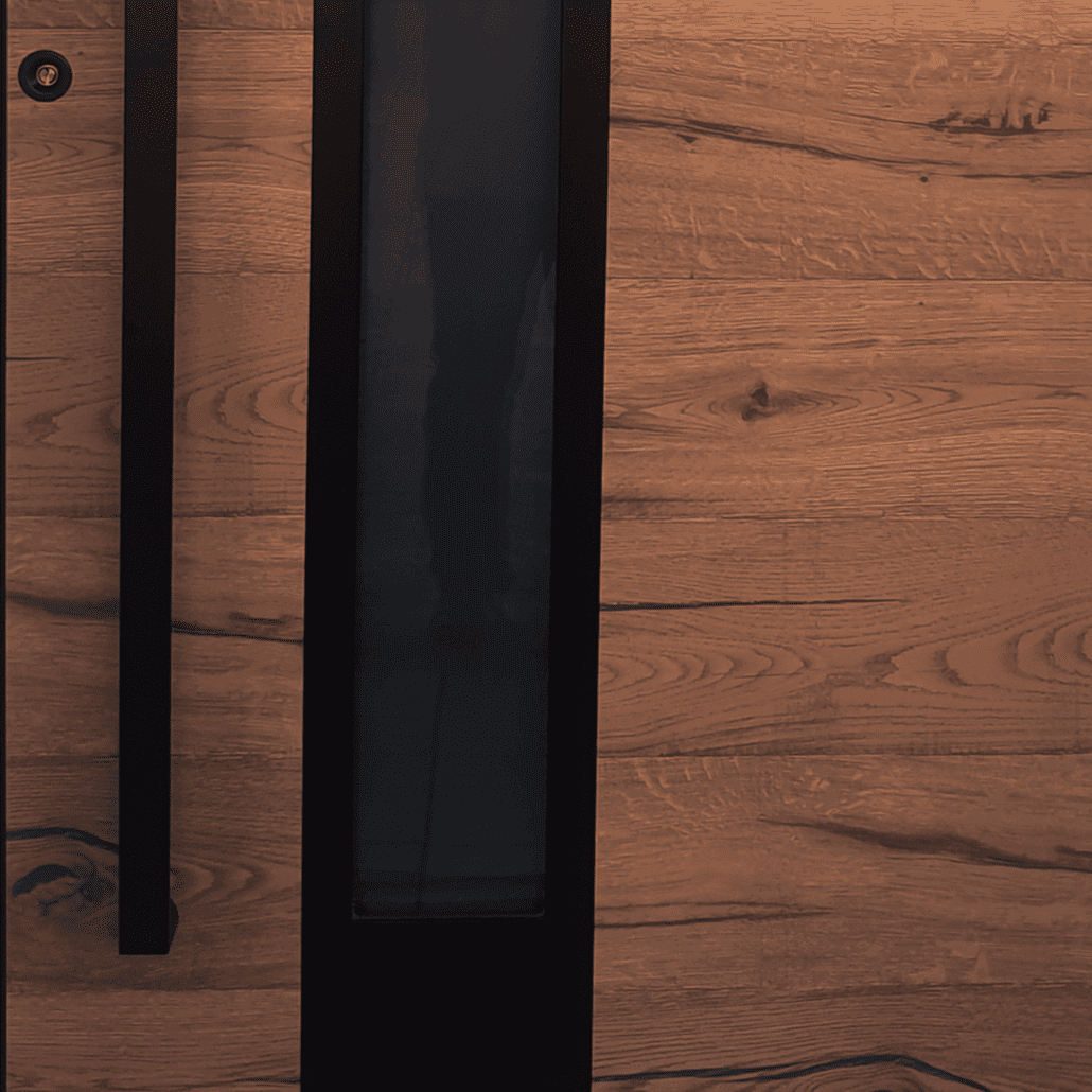 Moderne-Holztuer-mit-hohem-Fenster-und-laengsgriff